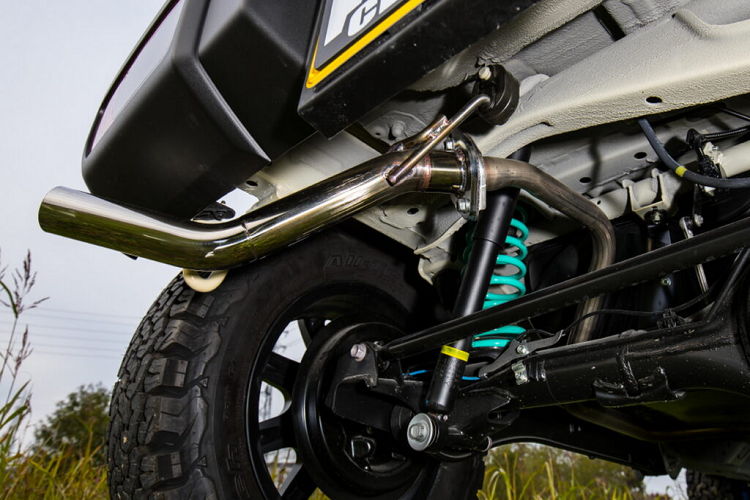 Tổng chi phí cho việc chuyển đổi nâng cấp gói độ LST tương đương 4.469 USD (hơn 100 triệu đồng), phiên bản LST-Up tập trung vào địa hình có giá 2.939 USD (khoảng hơn 69 triệu đồng) trước thuế.