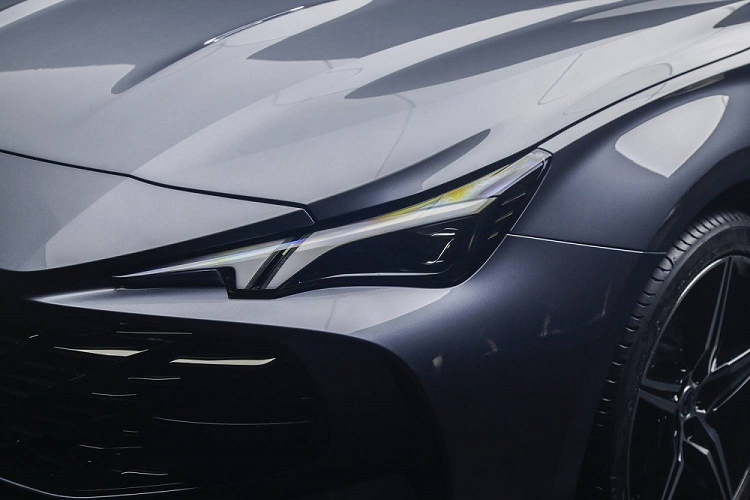 Nằm bên trên lưới tản nhiệt và ôm lấy hai bên nắp ca-pô là cụm đèn pha LED vuốt về phía sau...tích hợp 2 dải đèn LED định vị ban ngày hình chữ "V" sắc sảo.