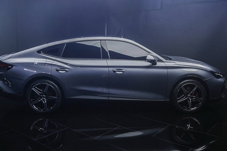 ... bộ vành hợp kim 5 chấu khỏe khoắn và cùm phanh thể thao. Vành la-zăng của mẫu xe này có đường kính lớn nhất là 19 inch. Đằng sau, MG7 2023 được trang bị cụm đèn hậu LED với tạo hình nhịp đập bên trong.