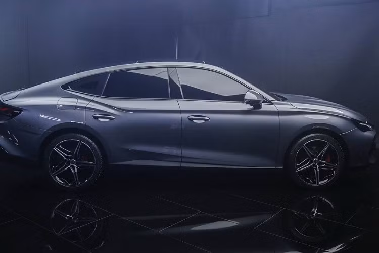 ... bộ vành hợp kim 5 chấu khỏe khoắn và cùm phanh thể thao. Vành la-zăng của mẫu xe này có đường kính lớn nhất là 19 inch. Đằng sau, MG7 2023 được trang bị cụm đèn hậu LED với tạo hình nhịp đập bên trong.