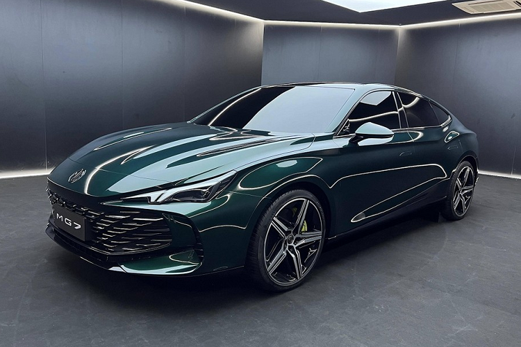 Được định vị như mẫu xe đầu bảng của MG tại thị trường Trung Quốc, mẫu xe sedan MG7 2023 đồng thời là thành viên đầu tiên trong dòng Black Label mới của thương hiệu này. Black Label sẽ là dòng sản phẩm tập trung vào phong cách thiết kế và trang bị cao cấp của MG.