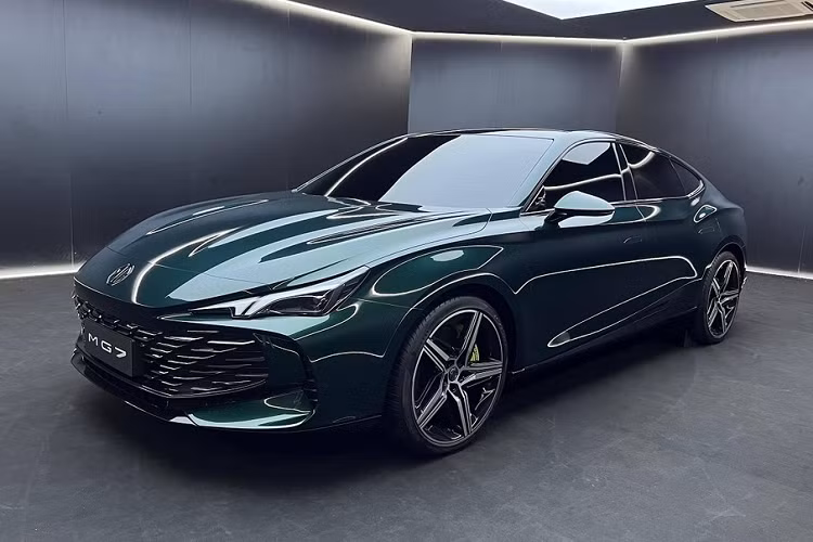 Được định vị như mẫu xe đầu bảng của MG tại thị trường Trung Quốc, mẫu xe sedan MG7 2023 đồng thời là thành viên đầu tiên trong dòng Black Label mới của thương hiệu này. Black Label sẽ là dòng sản phẩm tập trung vào phong cách thiết kế và trang bị cao cấp của MG.