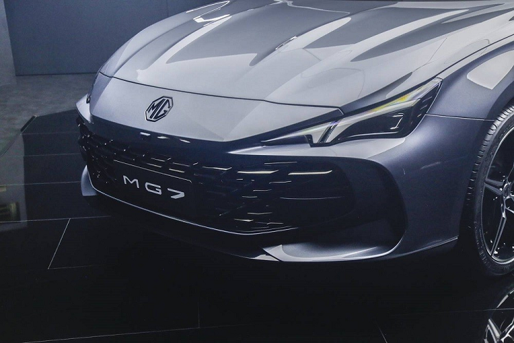 Trong khi đó, thiết kế bên sườn của mẫu sedan hạng C này lại mang phong cách fastback với gầm thấp và nóc dốc về phía sau, khiến người ta nhớ tới Audi A7. Trên thân xe của MG7 2023 xuất hiện những đường dập gân mạnh mẽ và chắn bùn sau nổi bật. Bên cạnh đó là thiết kế cửa không viền, gương chiếu hậu tích hợp camera..