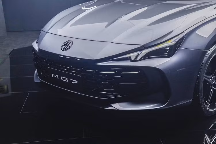 Trong khi đó, thiết kế bên sườn của mẫu sedan hạng C này lại mang phong cách fastback với gầm thấp và nóc dốc về phía sau, khiến người ta nhớ tới Audi A7. Trên thân xe của MG7 2023 xuất hiện những đường dập gân mạnh mẽ và chắn bùn sau nổi bật. Bên cạnh đó là thiết kế cửa không viền, gương chiếu hậu tích hợp camera..