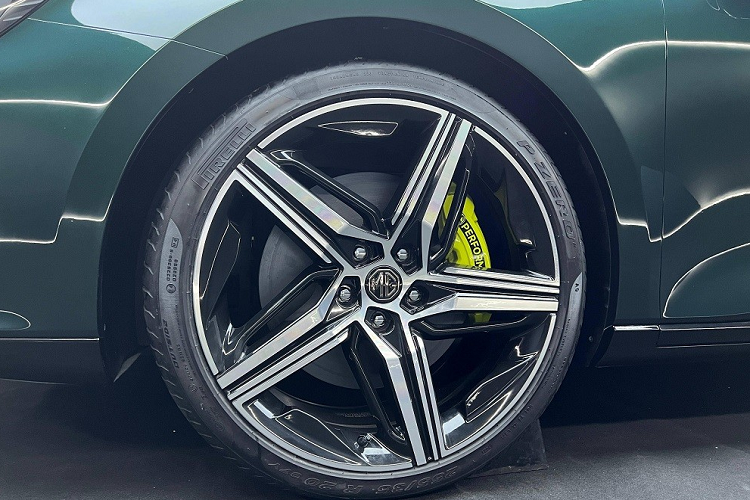 Cụm đèn hậu được thiết kế nối liền với nhau khiến phần đuôi xe như rộng hơn. Nằm ngay bên trên đèn hậu là cánh gió đuôi nhỏ tích hợp vào nắp cốp sau. Phía dưới còn có 4 ống xả hình bầu dục, chia đều sang hai bên.