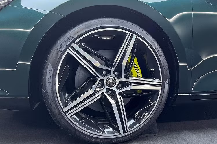 Cụm đèn hậu được thiết kế nối liền với nhau khiến phần đuôi xe như rộng hơn. Nằm ngay bên trên đèn hậu là cánh gió đuôi nhỏ tích hợp vào nắp cốp sau. Phía dưới còn có 4 ống xả hình bầu dục, chia đều sang hai bên.