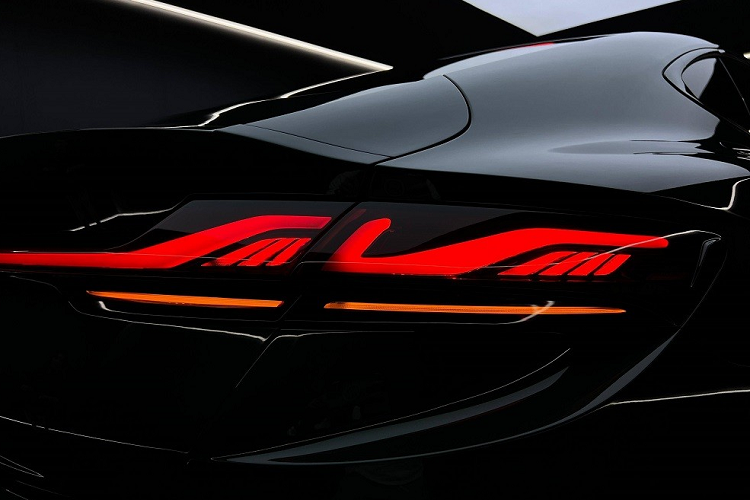 Ở phiên bản Trophy cao cấp, mẫu sedan hạng C này sẽ có thêm logo màu đen trên sườn xe...và cánh gió đuôi chủ động, có thể nâng lên, hạ xuống. Thêm vào đó là màu sơn ngoại thất xanh lá British Green cổ điển, tương tự MG7 thế hệ đầu tiên.