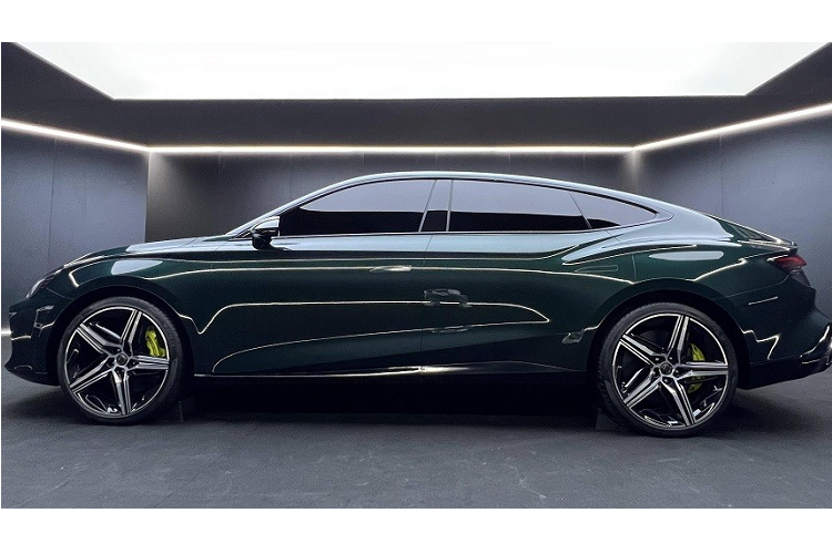 Là sedan thể thao hạng C, MG7 2023 sở hữu kích thước khá lớn, bao gồm chiều dài 4.884 mm, chiều rộng 1.889 mm, chiều cao 1.447 mm và chiều dài cơ sở 2.778 mm. So với những đối thủ như Honda Civic (2.735 mm), Mazda3 (2.725 mm) và Toyota Corolla Altis (2.700 mm), mẫu xe Trung Quốc này có chiều dài cơ sở lớn hơn đáng kể.