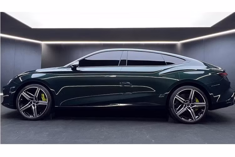 Là sedan thể thao hạng C, MG7 2023 sở hữu kích thước khá lớn, bao gồm chiều dài 4.884 mm, chiều rộng 1.889 mm, chiều cao 1.447 mm và chiều dài cơ sở 2.778 mm. So với những đối thủ như Honda Civic (2.735 mm), Mazda3 (2.725 mm) và Toyota Corolla Altis (2.700 mm), mẫu xe Trung Quốc này có chiều dài cơ sở lớn hơn đáng kể.