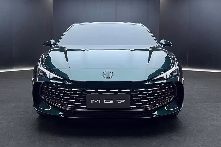 Bên cạnh đó, MG7 2023 còn thu hút sự chú ý nhờ thiết kế ngoại thất theo phong cách thể thao. Được áp dụng ngôn ngữ thiết kế mới của thương hiệu MG, mẫu sedan hạng C này mang trên mình lưới tản nhiệt cỡ lớn với những mắt lưới đan xen phức tạp.