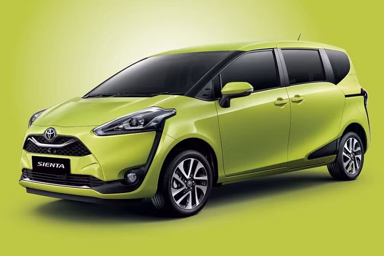 Chưa rõ Toyota Sienta 2023 có được thay đổi kích thước so với thế hệ hay không. Trong khi đó, xe đang được bán trên thị trường có kích thước còn không bằng SUV hạng B, bao gồm chiều dài 4.325 mm, chiều rộng 1.695 mm, chiều cao 1.695 mm, chiều dài cơ sở 2.570 mm và chiều cao gầm 170 mm.