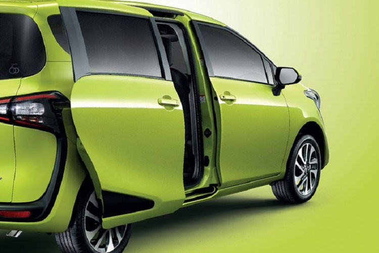 Những trang bị đáng chú của mẫu MPV cỡ nhỏ này bao gồm ổ điện 100V 1.500W, cửa trượt chỉnh điện rảnh tay bên sườn, gương kỹ thuật số bên trong xe, camera hành trình phía sau, màn hình thông tin giải trí 10,5 inch, hệ thống âm thanh 6 loa và hệ thống lọc không khí NanoeX.