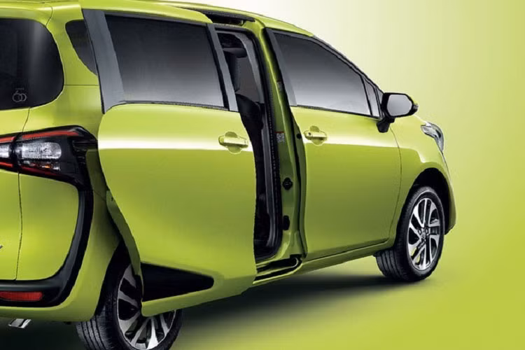 Những trang bị đáng chú của mẫu MPV cỡ nhỏ này bao gồm ổ điện 100V 1.500W, cửa trượt chỉnh điện rảnh tay bên sườn, gương kỹ thuật số bên trong xe, camera hành trình phía sau, màn hình thông tin giải trí 10,5 inch, hệ thống âm thanh 6 loa và hệ thống lọc không khí NanoeX.