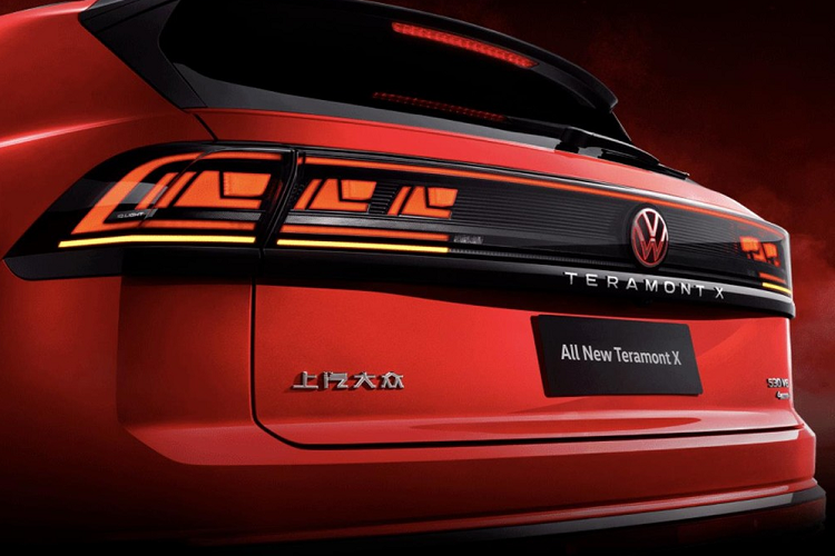 Ở phiên bản R-Line, xe được trang bị bộ vành hợp kim 5 chấu sơn màu đen hầm hố và cùm phanh màu đỏ nổi bật. Ngay cả ốp gương ngoại thất, nẹp trên cửa và chi tiết trang trí sau chắn bùn trước, tích hợp logo "R", cũng được sơn màu đen. Đằng sau, Teramont X 2023 có một số thay đổi như cụm đèn hậu mới, nối liền với nhau bằng dải đèn ở giữa. 