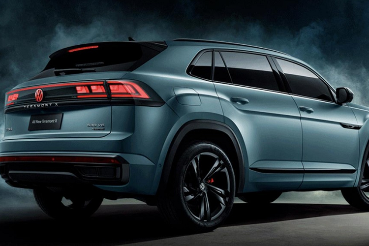 Thêm vào đó là logo phát sáng của hãng Volkswagen và đèn phản quang nằm vắt ngang đuôi xe mới. Những chi tiết này giúp phần đuôi xe của Volkswagen Teramont X 2023 trông rộng hơn và bề thế hơn. Không chỉ thay đổi thiết kế, Teramont X 2023 còn có kích thước nhỉnh hơn trước.