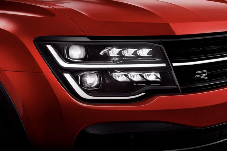 Trước thời điểm ra mắt, những hình ảnh chính thức đầu tiên của mẫu xe này đã được công bố. Qua những hình ảnh này, có thể thấy mẫu xe SUV Volkswagen Teramont X 2023 đã được cải tiến thiết kế, mang đến vẻ ngoài "cơ bắp" và linh hoạt hơn. Chiếc xe trong những hình ảnh này thuộc phiên bản R-Line nên sẽ sở hữu ngoại hình đậm chất thể thao hơn.