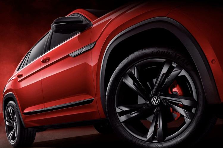 Trong khi đó, thiết kế bên sườn của Volkswagen Teramont X 2023 vẫn mang phong cách coupe với nóc dốc về phía sau như trước. Hãng Volkswagen chỉ bổ sung 4 bộ vành la-zăng mới cho xe.