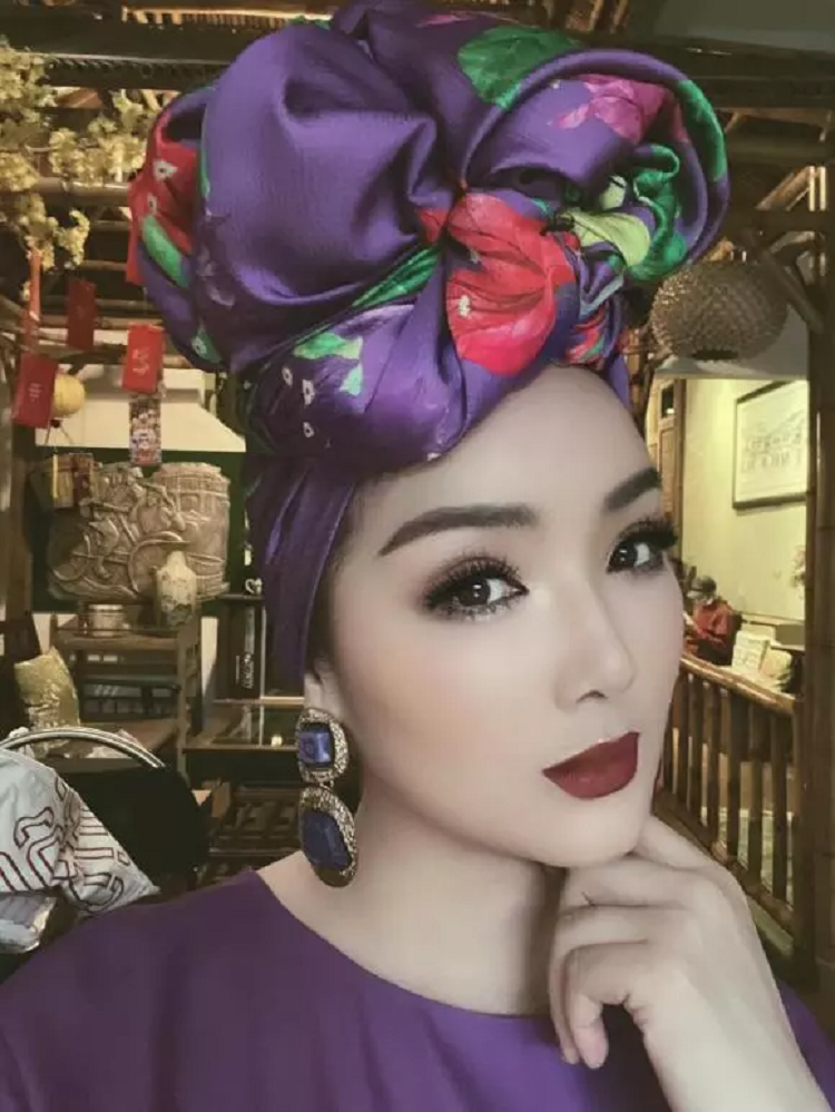 Lối phục sức quá đà so với hoàn cảnh, nhiều chi tiết thừa thãi rườm rà, màu sắc thường rất rợn mắt... với mục đích tối thượng là câu kéo ánh nhìn của mọi người xung quanh của cô khiến công chúng ngán ngẩm.