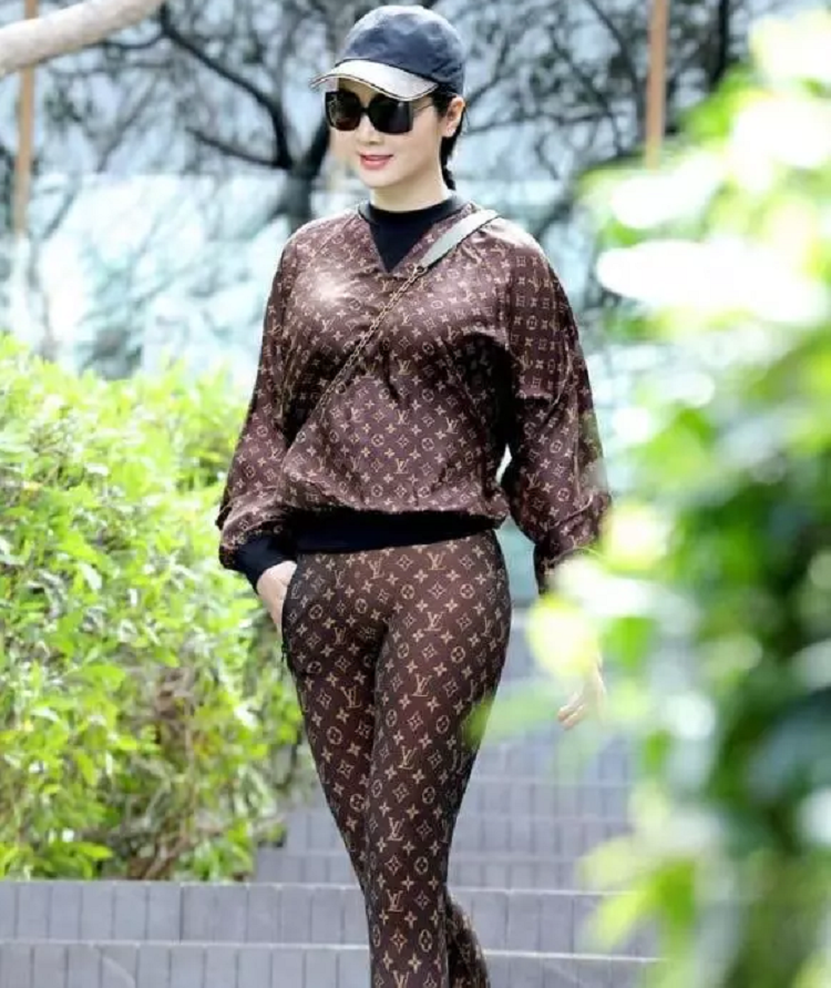 ...mỗi lần sắm đồ hiệu thì la liệt nhưng Giáng My bị chê nhiều hơn là khen. Ví dụ như set Louis Vuitton này nhìn sơ qua đã thấy "sặc mùi tiền" nhưng kiểu ăn mặc không khéo léo, bó chịt quần vào chỗ hiểm khiến Hoa hậu đền Hùng kém duyên vài phần. 