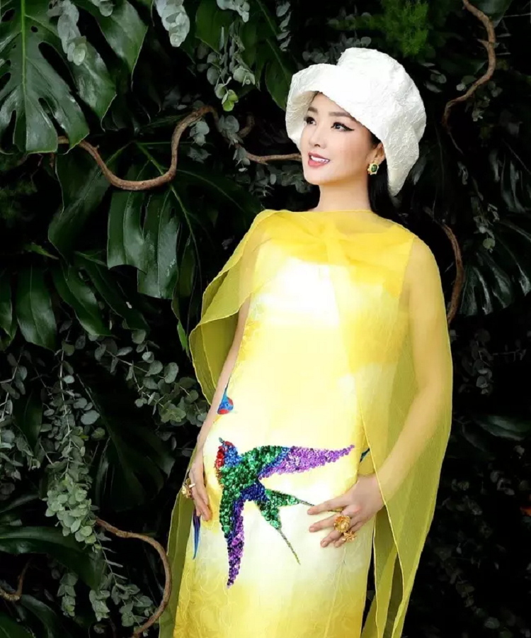 Nhìn set đồ tưởng đi dự sự kiện thời trang này thực ra là mặc đi đám cưới người thân. 