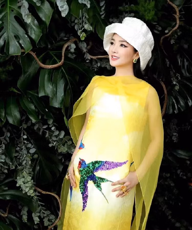 Nhìn set đồ tưởng đi dự sự kiện thời trang này thực ra là mặc đi đám cưới người thân. 