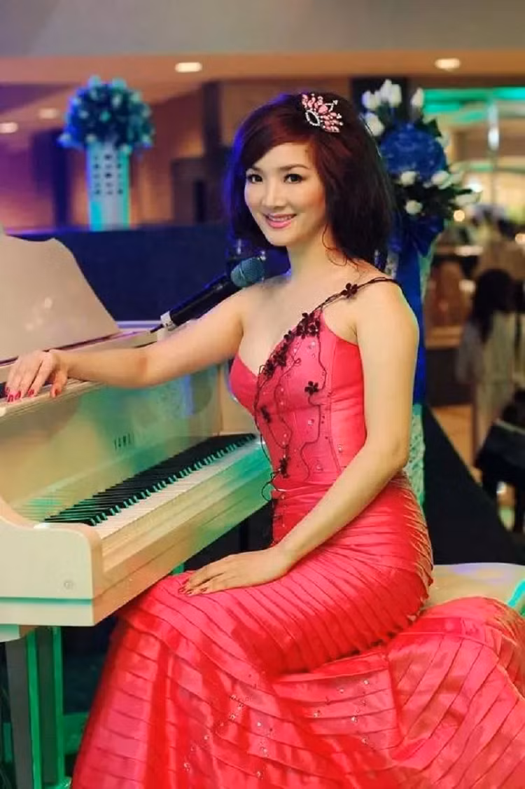 Để đạt tới đỉnh cao "trùm vựa sến", Giáng My đã dày công thu thập kinh nghiệm trong suốt hơn chục năm qua. Mỗi bộ cánh của người đẹp không tuổi là một đỉnh cao về độ sến mà hiếm ai vượt qua được. 