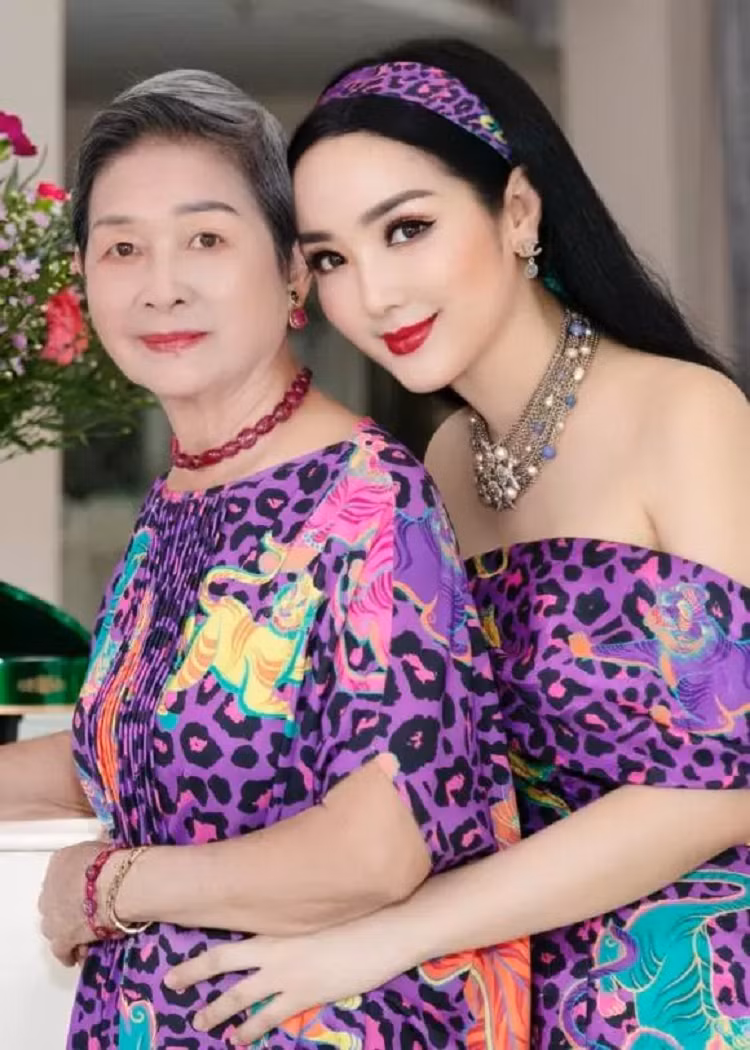 Dù có nhan sắc không tuổi nhưng gu thời trang của Giáng My thường bị chê là sến sẩm, rườm rà. Là ca sĩ, diễn viên nổi tiếng thập niên 1990 nhưng tình duyên Hoa hậu đền Hùng Giáng My trắc trở. Cô chỉ công khai một mối quan hệ tình cảm duy nhất với ông Đỗ Anh Dũng - Chủ tịch Tập đoàn Tân Hoàng Minh. Họ có với nhau một con gái, tên Anh Sa, sinh năm 1994 và mối quan hệ đã khép lại từ lâu. Trước khi ông Đỗ Anh Dũng bị bắt, Giáng My nổi tiếng với cuộc sống sang chảnh nhưng thường xuyên lọt top sao xấu vì gu thời trang sến sẩm.