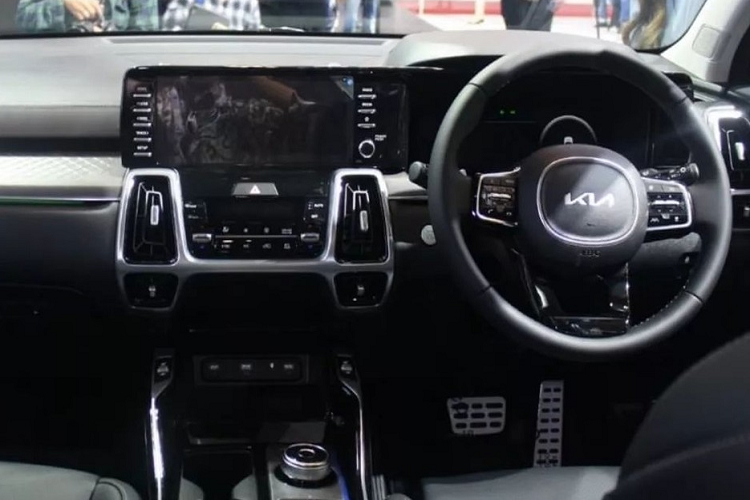 Đặc biệt, Kia Sorento HEV 2023 còn không thiếu những công nghệ an toàn chủ động ADAS như hỗ trợ cảnh báo va chạm phía trước, hệ thống kiểm soát hành trình thông minh hay hỗ trợ giữ làn đường. Bên cạnh đó là camera 360 độ và những tính năng an toàn cơ bản khác. Tại thị trường Indonesia, giá xe Kia Sorento HEV 2023 khởi điểm từ 968 triệu Rupiah (khoảng 1,519 tỷ đồng).