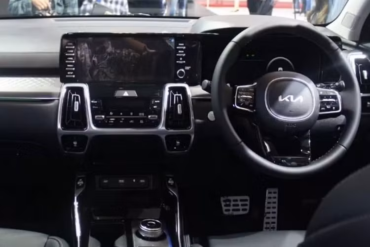 Đặc biệt, Kia Sorento HEV 2023 còn không thiếu những công nghệ an toàn chủ động ADAS như hỗ trợ cảnh báo va chạm phía trước, hệ thống kiểm soát hành trình thông minh hay hỗ trợ giữ làn đường. Bên cạnh đó là camera 360 độ và những tính năng an toàn cơ bản khác. Tại thị trường Indonesia, giá xe Kia Sorento HEV 2023 khởi điểm từ 968 triệu Rupiah (khoảng 1,519 tỷ đồng).