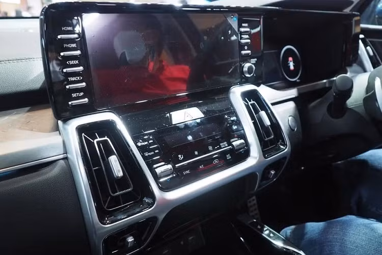 Đây chính là mẫu xe giá cao nhất của thương hiệu Kia ở thị trường Indonesia hiện nay, đắt hơn cả Carnival (808 - 908 triệu Rupiah). Từ tháng 10 năm ngoái, trong sự kiện ra mắt Carnival thế hệ mới, đại diện THACO đã hé lộ việc ra mắt phiên bản tiết kiệm xăng của Sorento tại Việt Nam vào tháng 3 năm nay. Tuy nhiên, mẫu xe này lại lỡ hẹn và được đồn là sẽ trình làng tại Việt Nam vào cuối năm cùng, cùng với người anh em Kia Telluride.