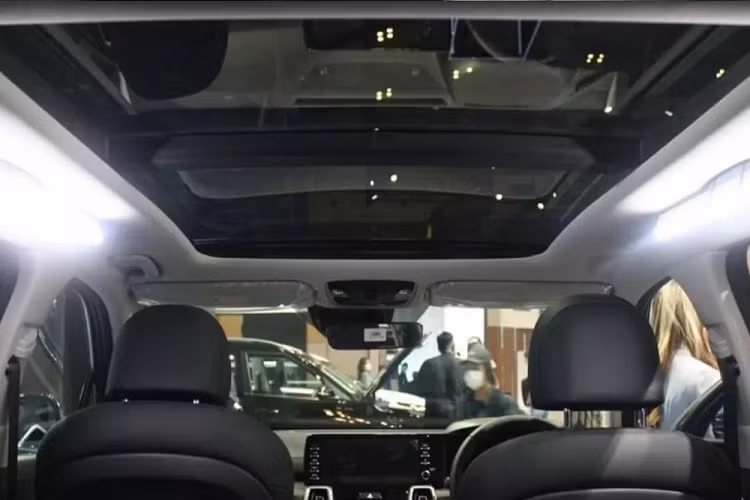 Ngoài ra, Kia Sorento phiên bản plug-in hybrid còn dùng hộp số tự động 6 cấp và hệ dẫn động AWD tiêu chuẩn với khóa vi sai trung tâm, hệ thống điều hướng mô-men xoắn cùng hệ thống lựa chọn chế độ lái Drive Mode Select.