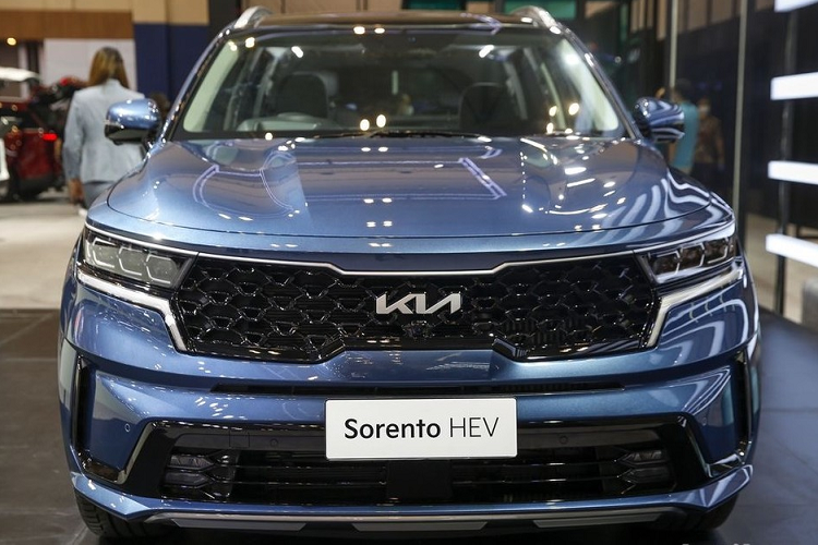 Đây hứa hẹn sẽ là lợi thế cạnh tranh của dòng SUV hạng trung này. Ngoài động cơ, Kia Sorento HEV 2023 tại thị trường Indonesia còn sở hữu các trang bị khá ấn tượng. Theo đó, xe có đèn pha LED với tính năng hỗ trợ đen pha, tích hợp dải đèn LED định vị ban ngày, và đèn sương mù LED trên cản trước. Tiếp đến là bộ vành có đường kính 19 inch, sơn 2 màu và đèn hậu LED với tạo hình 2 dải nằm dọc.