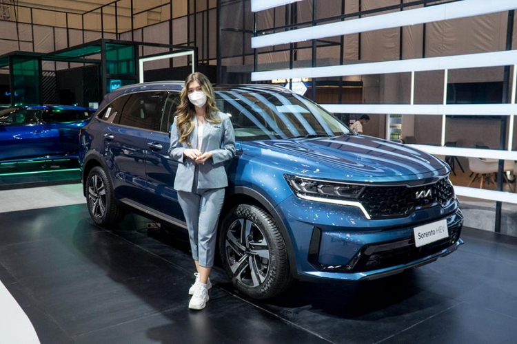 Trong triển lãm Ô tô Quốc tế Gaikindo Indonesia (GIIAS) 2022, hãng Kia đã mang tổng cộng 5 mẫu xe đến trưng bày và giới thiệu. Một trong số đó có Kia Sorento Hybrid 2023 mới (HEV). Điểm nhấn của Kia Sorento HEV 2023 nằm ở hệ truyền động hybrid tiết kiệm xăng.