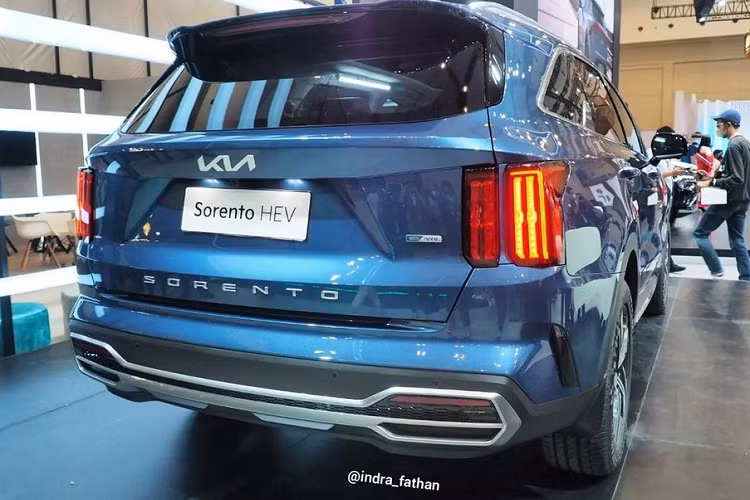 Khác với những mẫu SUV hạng trung cùng phân khúc tại thị trường Indonesia, Kia Sorento HEV 2023 lại được trang bị nội thất 6 chỗ ngồi với 2 ghế thương gia ở giữa. Ngoài ra, xe còn có cửa sổ trời toàn cảnh Panorama, sưởi vô lăng và ghế có tính năng sưởi/làm mát.