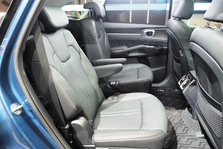 Khác với xe ở Indonesia, Kia Sorento phiên bản tiết kiệm xăng dành cho Việt Nam lại dùng hệ truyền động plug-in hybrid chứ không phải hybrid. Hệ truyền động plug-in hybrid này bao gồm động cơ xăng 4 xi-lanh, tăng áp, dung tích 1.6L, mô-tơ điện mạnh 90 mã lực và pin 13,8 kWh, tạo ra công suất tổng cộng 261 mã lực.