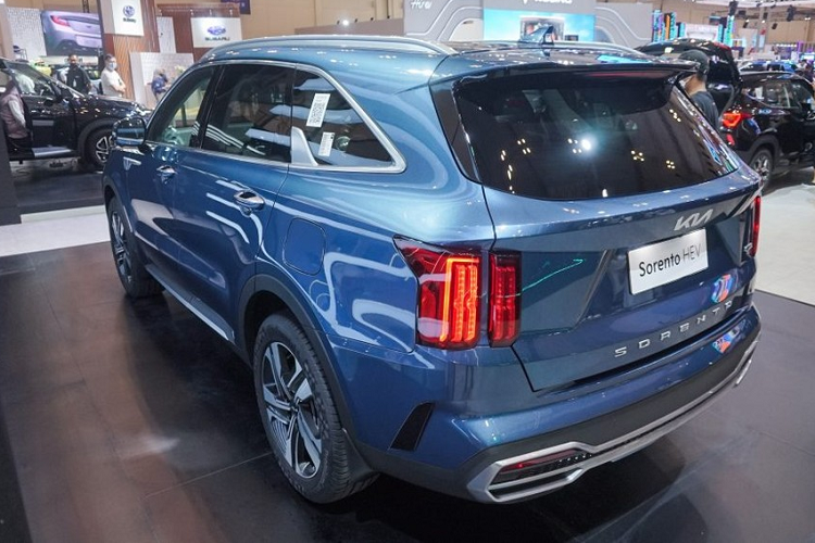 So với phiên bản HEV, Kia Sorento phiên bản plug-in hybrid còn tiết kiệm xăng hơn vì có thể di chuyển 52 km bằng mô-tơ điện. Nhờ đó, xe chỉ tiêu thụ lượng nhiên liệu 2,97 lít/100 km.