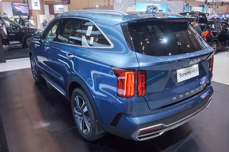 So với phiên bản HEV, Kia Sorento phiên bản plug-in hybrid còn tiết kiệm xăng hơn vì có thể di chuyển 52 km bằng mô-tơ điện. Nhờ đó, xe chỉ tiêu thụ lượng nhiên liệu 2,97 lít/100 km.