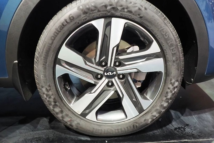 Bên trong xe, Kia Sorento HEV 2023 tại thị trường Indonesia đi kèm những trang bị đáng chú ý như bảng đồng hồ kỹ thuật số và màn hình thông tin giải trí cảm ứng, cùng có kích thước 12,3 inch. Chưa hết, mẫu xe tiết kiệm xăng này còn được trang bị hệ thống âm thanh Bose 12 loa cao cấp.