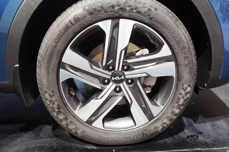 Bên trong xe, Kia Sorento HEV 2023 tại thị trường Indonesia đi kèm những trang bị đáng chú ý như bảng đồng hồ kỹ thuật số và màn hình thông tin giải trí cảm ứng, cùng có kích thước 12,3 inch. Chưa hết, mẫu xe tiết kiệm xăng này còn được trang bị hệ thống âm thanh Bose 12 loa cao cấp.