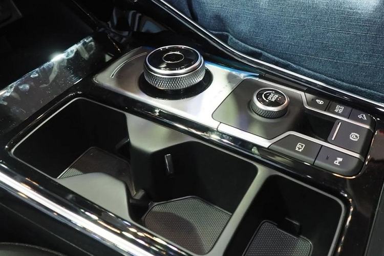 Ngoài ra, Kia Sorento HEV 2023 còn dùng cụm pin lithium-ion 14 kWh, hộp số tự động 6 cấp và hệ dẫn động cầu trước. Đây cũng là động cơ duy nhất của dòng xe này tại thị trường Indonesia. Nhờ hệ truyền động hybrid kể trên, Kia Sorento HEV 2023 khá tiết kiệm xăng với mức tiêu thụ chỉ 6,03 lít/100 km nội thành, 6,72 lít/100 km đường cao tốc và 6,36 lít/100 km đường hỗn hợp.