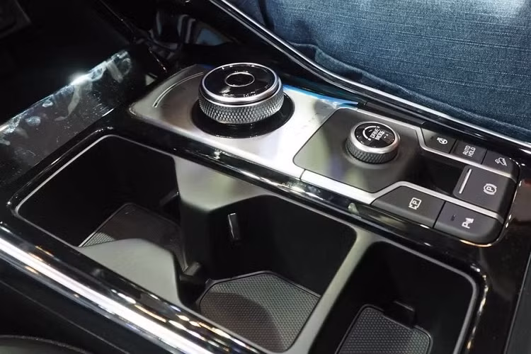 Ngoài ra, Kia Sorento HEV 2023 còn dùng cụm pin lithium-ion 14 kWh, hộp số tự động 6 cấp và hệ dẫn động cầu trước. Đây cũng là động cơ duy nhất của dòng xe này tại thị trường Indonesia. Nhờ hệ truyền động hybrid kể trên, Kia Sorento HEV 2023 khá tiết kiệm xăng với mức tiêu thụ chỉ 6,03 lít/100 km nội thành, 6,72 lít/100 km đường cao tốc và 6,36 lít/100 km đường hỗn hợp.