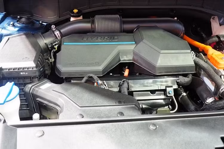 Theo đó, mẫu xe SUV Kia Sorento HEV 2023 được trang bị động cơ xăng 4 xi-lanh, tăng áp, dung tích 1.6L, sản sinh công suất tối đa 179 mã lực và mô-men xoắn cực đại 264 Nm. Động cơ này kết hợp với mô-tơ điện 44 kW, cho công suất tổng cộng 230 mã lực và mô-men xoắn cực đại 350 Nm.