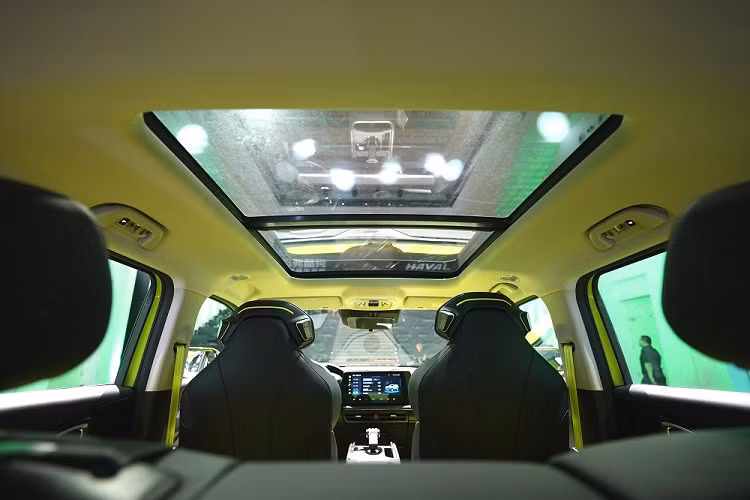 Nằm bên dưới nắp ca-pô của Haval Cool Dog 2022 là khối động cơ xăng 4 xi-lanh, tăng áp, dung tích 1.5L, sản sinh công suất tối đa 184 mã lực và mô-men xoắn cực đại 275 Nm. Động cơ kết hợp với hộp số tự động ly hợp kép ướt 7 cấp và hệ dẫn động 4 bánh tùy chọn.