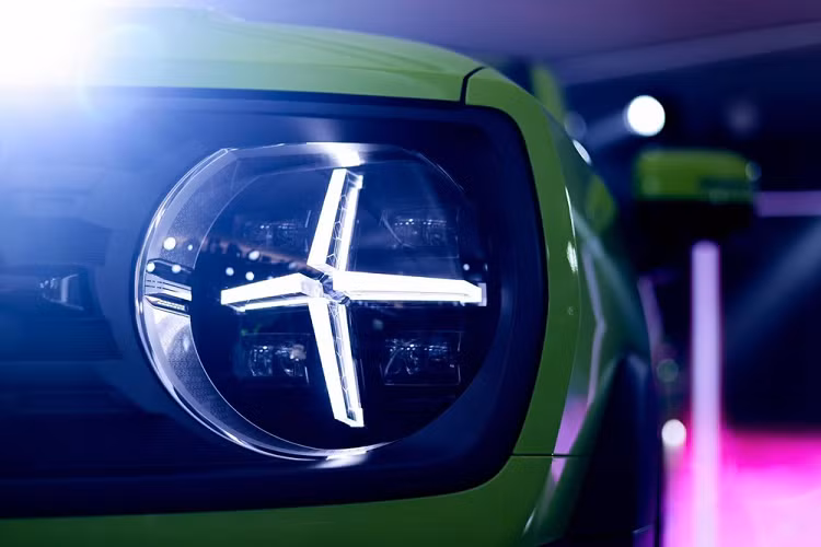 Tương tự phiên bản concept X-Dog, Haval Cool Dog 2022 cũng gây ấn tượng nhờ thiết kế ngoại thất mang phong cách giống Ford Bronco mới, nhất là khu vực đầu xe. Tại đây, mẫu xe này được trang bị lưới tản nhiệt hình chữ nhật khá rộng, nằm giữa 2 đèn pha LED tròn trịa. Đặc biệt, xe còn có dải đèn LED định vị ban ngày hình dấu cộng, chia đèn pha thành 4 khoang. Tiếp đến là cản trước tạo cảm giác cứng cáp và hầm hố, đi kèm tấm ốp gầm giả màu bạc.