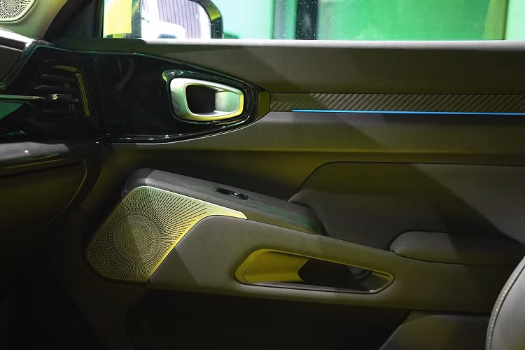 Bên trong Haval Cool Dog 2022 cũng là không gian nội thất tương đối bắt mắt với những điểm nhấn như vô lăng 3 chấu, tích hợp lẫy chuyển số thể thao, bảng đồng hồ kỹ thuật số và màn hình thông tin giải trí cỡ lớn, đặt nổi trên mặt táp-lô.