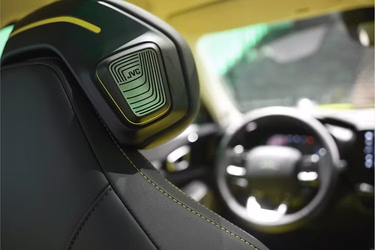 Bên cạnh đó là ghế phối 2 màu, tựa đầu ghế tích hợp loa của hệ thống âm thanh JVC 18 loa, cần số như được thiết kế theo phong cách cần đẩy máy bay, hệ thống đèn viền 64 màu, hệ thống nước hoa như xe sang và cửa sổ trời toàn cảnh Panorama.