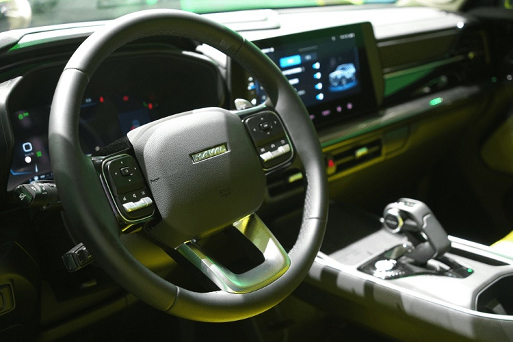 Đằng sau, Haval Cool Dog 2022 được trang bị cánh gió mui tích hợp 2 đèn phanh nằm dọc khá độc đáo. Tương tự cửa sổ, kính cửa sau của xe cũng được thiết kế khá hẹp.