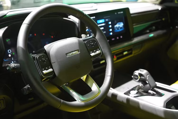 Đằng sau, Haval Cool Dog 2022 được trang bị cánh gió mui tích hợp 2 đèn phanh nằm dọc khá độc đáo. Tương tự cửa sổ, kính cửa sau của xe cũng được thiết kế khá hẹp.