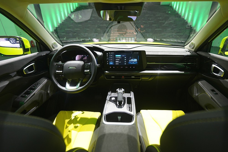 Chưa hết, Haval Cool Dog 2022 còn có những chi tiết thiết kế khỏe khoắn khác như nắp ca-pô dập gân, hốc bánh vuông vức, nẹp bên sườn và baga nóc. Nằm bên trong hốc bánh là bộ vành đa chấu có đường kính 18 inch tiêu chuẩn hoặc 19 inch tùy chọn. Trong khi đó, các cột của xe đều được sơn màu đen, tạo hiệu ứng "nóc lơ lửng" cho mẫu SUV Trung Quốc.