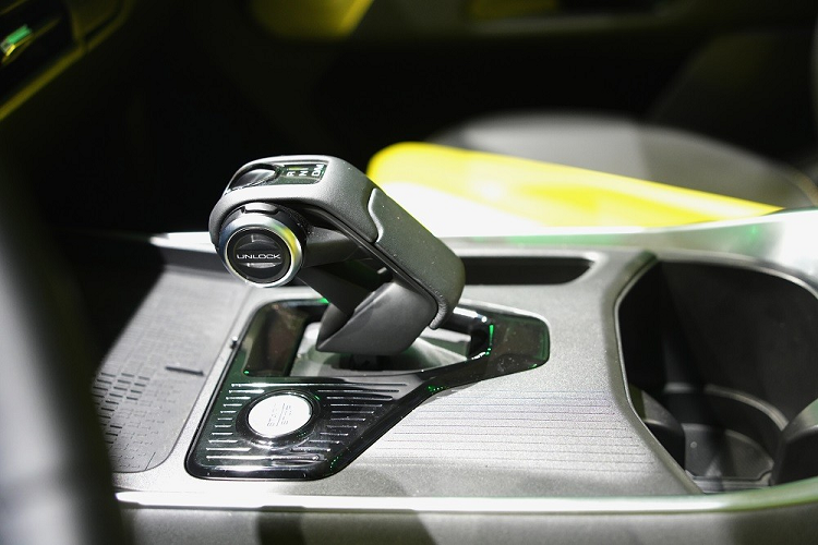 Riêng cửa cốp lại được thiết kế phồng lên ở giữa, tạo cảm giác như xe có lốp dự phòng phía sau. Thêm vào đó là đèn hậu nằm dọc với kích thước khá lớn và cản sau cứng cáp.